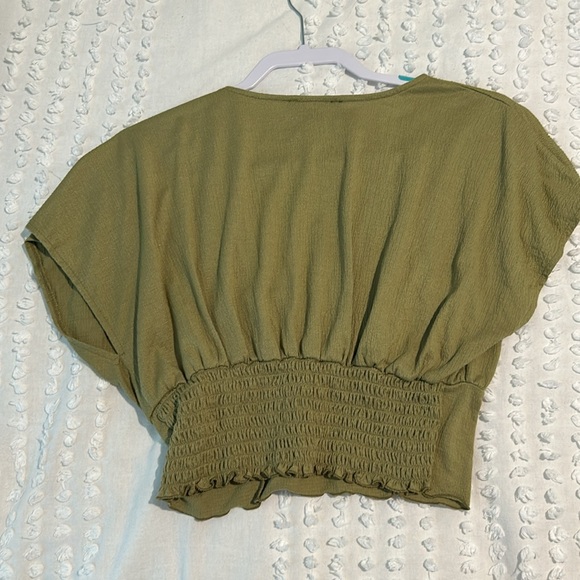 FOREVER 21 TOP! 🤍 - Picture 3 of 3